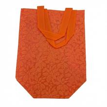 Darčekové tašky z netkanej textílie v rôznych farbách.