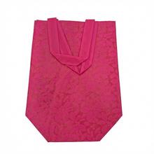 Darčekové tašky z netkanej textílie v rôznych farbách.