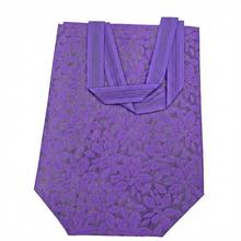 Darčekové tašky z netkanej textílie v rôznych farbách.