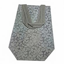 Darčekové tašky z netkanej textílie v rôznych farbách.