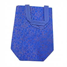 Darčekové tašky z netkanej textílie v rôznych farbách.