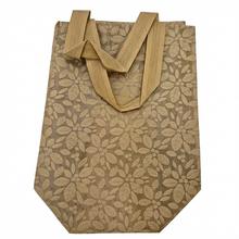 Darčekové tašky z netkanej textílie v rôznych farbách.