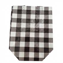 Darčeková taška z netkanej textílie v rôznych farbách.