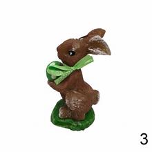 Hnedý zajac s vajíčkom a žltou stuhou.