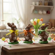 Hnedý zajac s vajíčkom a žltou stuhou.