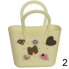 Kabelka s príveskom, 21 x 24 cm,