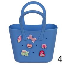 Kabelka s príveskom, 21 x 24 cm,