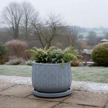 Čierny kvetináč s miskou, mrazuvzdorný, s textúrovaným povrchom.