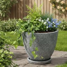 Šedý keramický kvetináč s miskou, okrúhly tvar, s dekoratívnym vzorom listov.