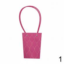 Rôzne farebné tašky na kvety s dlhými uchami.