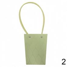 Rôzne farebné tašky na kvety s dlhými uchami.