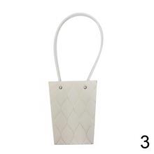 Rôzne farebné tašky na kvety s dlhými uchami.