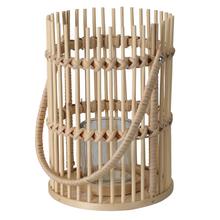 Bambusový lampáš s priehľadným skleneným vnútrom.