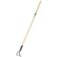 Ručný kultivátor s tromi zubami a dlhou rukoväťou.