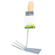 Záhradné hrable s drevenou rukoväťou.