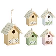 Búdka pre vtáčikov v rôznych farbách.