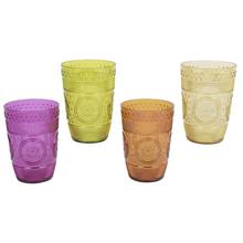 Sada plastových pohárov v štyroch farbách.