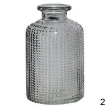 Sada sklenených váz rôznych tvarov a farieb.