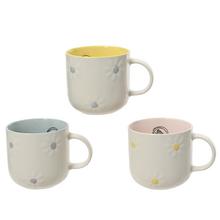 Hrnčeky z porcelánu s farebnou glazúrou v troch farbách.