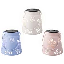 Solárny lampáš v rôznych farbách s kvetinovým vzorom.