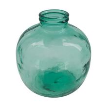 Váza z recyklovaného skla v zelenej farbe.