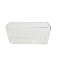 Priehľadná sklenená váza hranolového tvaru.