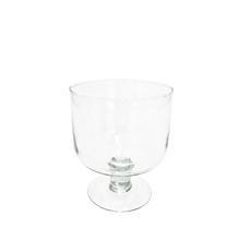 Sklenená salaterka na stopke s priemerom 14,5 cm a výškou 17 cm.