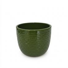 Zelený keramický kvetináč s textúrou.