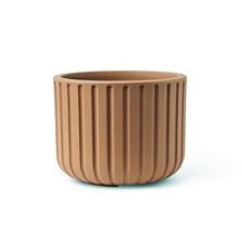 Kvetináč ECHO 50 CANYON v hnedej farbe s vertikálnymi pruhmi.