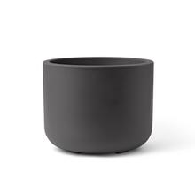 Kvetináč PULSE 50 BASALT v čiernej farbe.