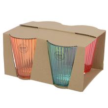 Sada plastových pohárov v rôznych farbách.