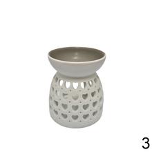 Aromalampa s výrezmi srdiečok, biela porcelánová.