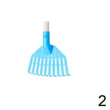 Detské záhradné náradie s hrabľami a lopatou v modrej a ružovej farbe.