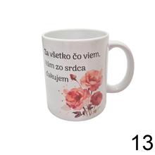 Rôzne keramické hrnčeky s vianočnými motívmi.