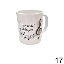 Rôzne keramické hrnčeky s vianočnými motívmi.