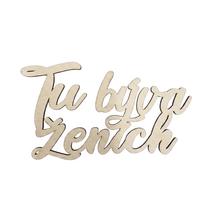 Nápis 'Tu býva nevesta/ženích' vyrezávaný z dreva.