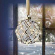 Závesná LED guľa s priemerom 14 cm.