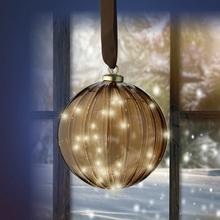 Závesná LED guľa s priemerom 14 cm.