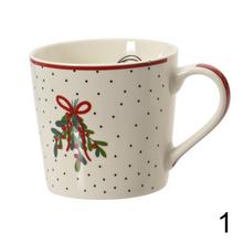 Vianočné šálky z porcelánu s rôznymi vzormi.