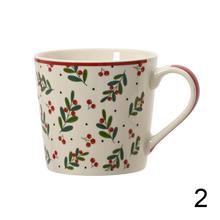 Vianočné šálky z porcelánu s rôznymi vzormi.