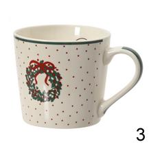 Vianočné šálky z porcelánu s rôznymi vzormi.