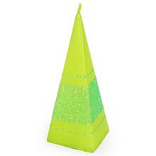 Vianočná sviečka v tvare pyramídy s glitrom v zelenej farbe.