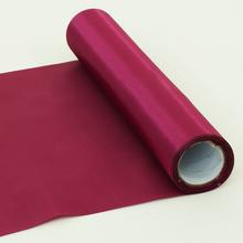 Satenová rolka v cyklamenovej farbe s rozmermi 32 cm x 6 m.