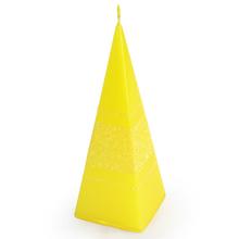 Žltá vianočná sviečka s glitrom v tvare pyramídy.