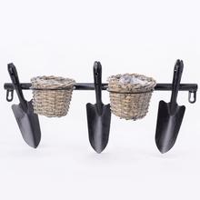 Dekorácia s lopatkami a košmi na stenu.