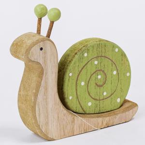 Drevený slimák s zelenou škrupinou a bielymi bodkami.