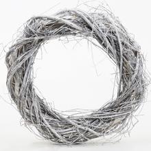 Veniec strapato biely z prútia.