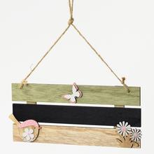 Závesná tabuľka s vtáčikom a kvetinami.