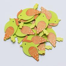 Sada drevených vtáčikov na aranžovanie.