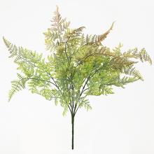 Umelý zápich papraď s zeleno-ružovkastými koncami.